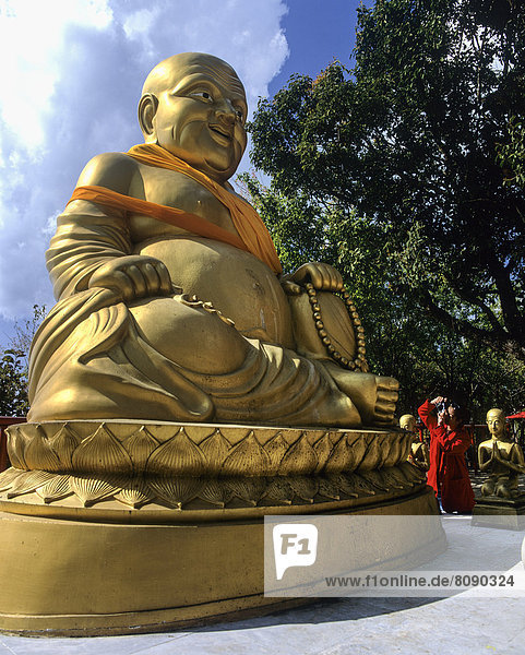 Goldene Buddha-Statue  Happy Buddha  Bergtempel Wat Phrathat Doi Tung