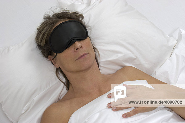Frau mit Schlafmaske