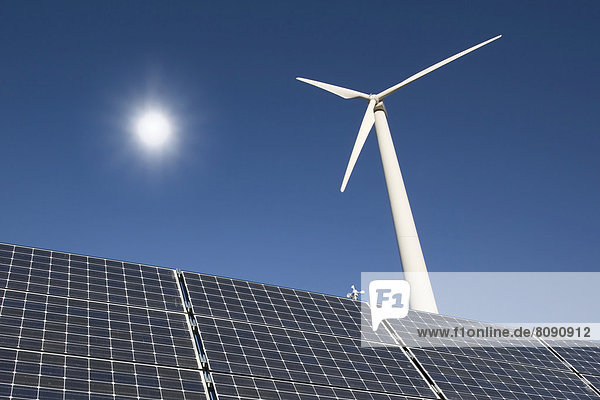 Windturbine Windrad Windräder Sonne Sonnenkollektoren