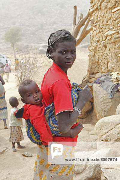 Frau vom Volk der Mafa mit Baby auf dem Rücken