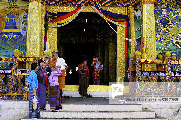 Besucher im Dzong von Punakha