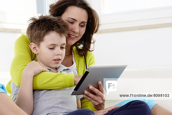 Mutter und Sohn mit Tablet-PC