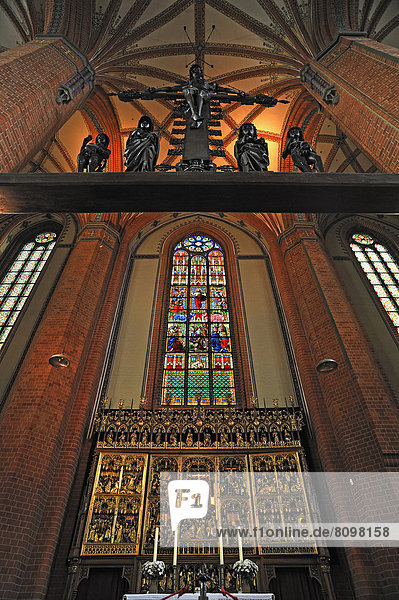 'Güstrower Altar und Kirchenfenster  oben ''Triumpfkreuzgruppe''  Pfarrkirche St. Marien'