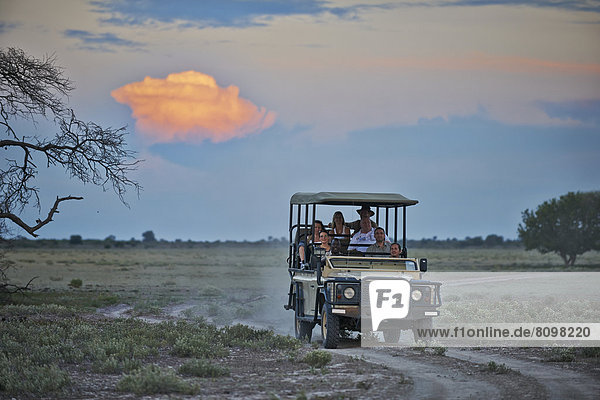 Touristen im Geldändewagen  Central Kalahari Game Reserve  Botswana  Südafrika  Afrika