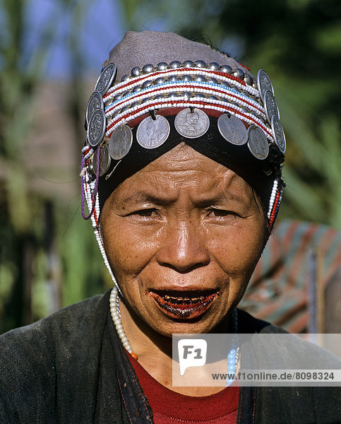 Akha-Frau mit traditioneller Kleidung und Kopfbedeckung mit Silbergmünzen  Portrait