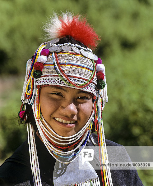 Akha-Mädchen mit traditioneller Kleidung und Kopfbedeckung  Portrait
