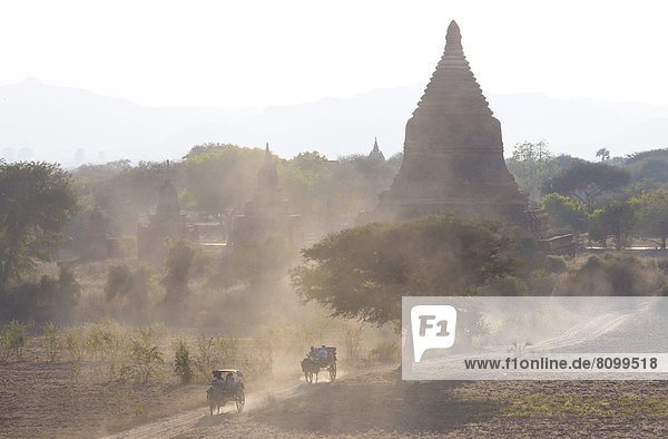 Reise  Abend  über  Fernverkehrsstraße  Sonnenlicht  Staub  Ansicht  Fuhrwerk  vorwärts  Südostasien  Tempel  Myanmar