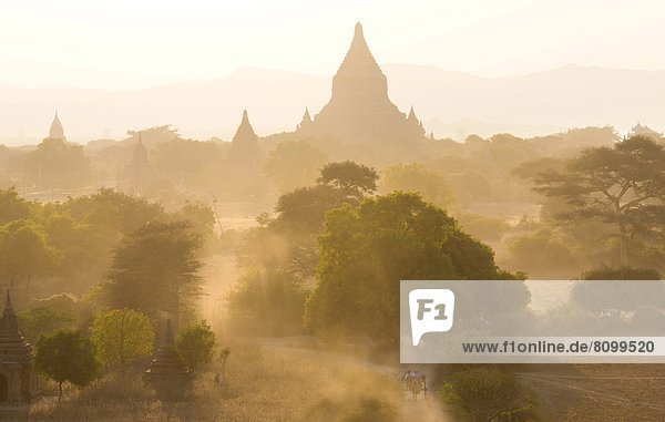 Abend  über  Sonnenlicht  Ansicht  Südostasien  Tempel  Myanmar  Staub