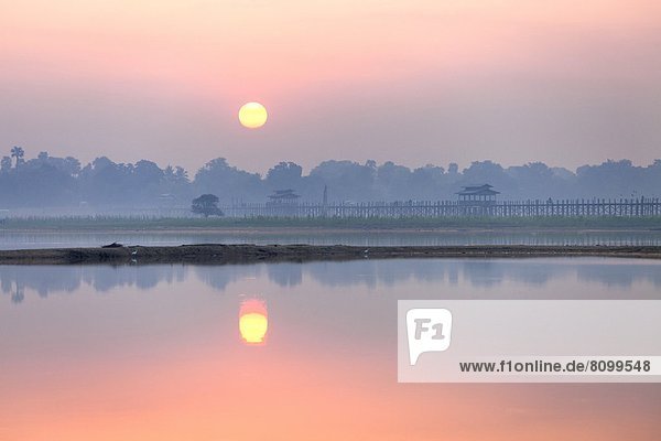 über Sonnenaufgang See Brücke Myanmar Amarapura Asien