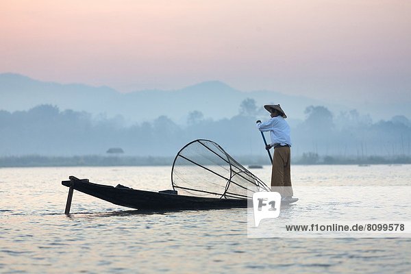 kegelförmig Kegel benutzen Gehhilfe Fisch Pisces Tradition über strecken Morgendämmerung See Netz Rudern Fischer Bambus Südostasien Myanmar Inle See