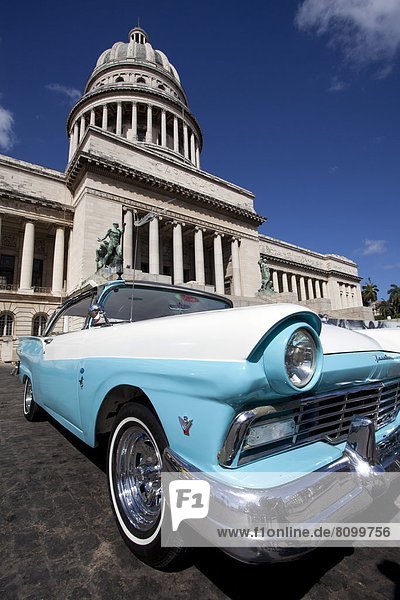 Havanna  Hauptstadt  Auto  Retro  Gegenteil  parken  blau  amerikanisch  Westindische Inseln  Mittelamerika  Capitolio  Kuba