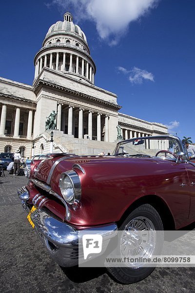 Havanna  Hauptstadt  Auto  Retro  Gegenteil  parken  amerikanisch  rot  Westindische Inseln  Mittelamerika  Capitolio  Kuba