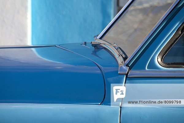 Detail Details Ausschnitt Ausschnitte Wand Auto Retro blau streichen streicht streichend anstreichen anstreichend amerikanisch Westindische Inseln Mittelamerika Cienfuegos Kuba