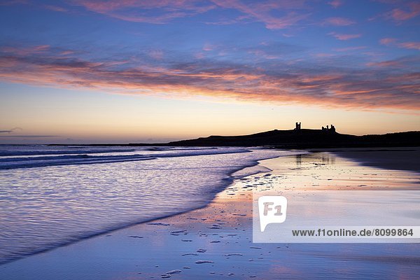 entfernt  Farbaufnahme  Farbe  sehen  Palast  Schloß  Schlösser  nass  Großbritannien  Silhouette  Himmel  Sonnenaufgang  Spiegelung  Meer  Ruine  Sand  lebhaft  Bucht  England  Northumberland