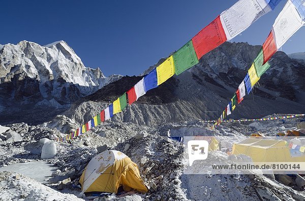 camping Fahne Himalaya Mount Everest Sagarmatha UNESCO-Welterbe Asien Nepal Gebet