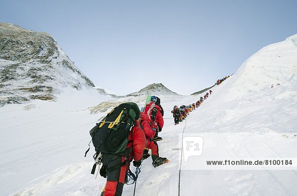 A line of climbers on the Lhotse Face  Mount Everest  Solu Khumbu Everest Region  Sagarmatha National Park  UNESCO World Heritage Site  Nepal  Himalayas  Asia