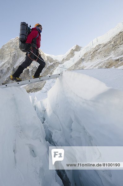 überqueren  Leiter  Leitern  Berg  Himalaya  Mount Everest  Sagarmatha  UNESCO-Welterbe  Asien  Nepal