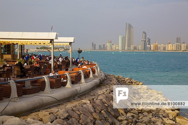 Abu Dhabi  Hauptstadt  Vereinigte Arabische Emirate  VAE  Großstadt  Cafe  Jachthafen  Ansicht  Naher Osten