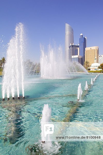 Abu Dhabi  Hauptstadt  Springbrunnen  Brunnen  Fontäne  Fontänen  Vereinigte Arabische Emirate  VAE  modern  Architektur  Garten  Naher Osten  Zierbrunnen  Brunnen