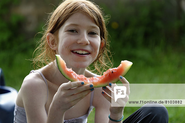 Mädchen  11 Jahre  isst Wassermelone