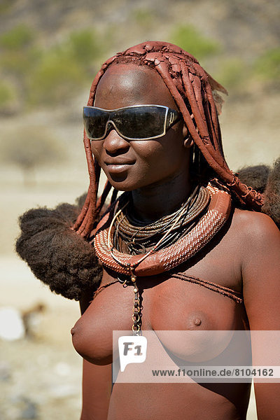 Himba-Frau mit Sonnenbrille