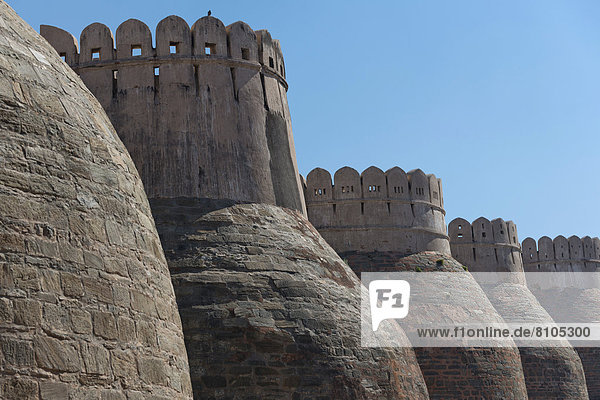 Befestigungsmauer  Festung Kumbhalgarh oder Kumbhalmer