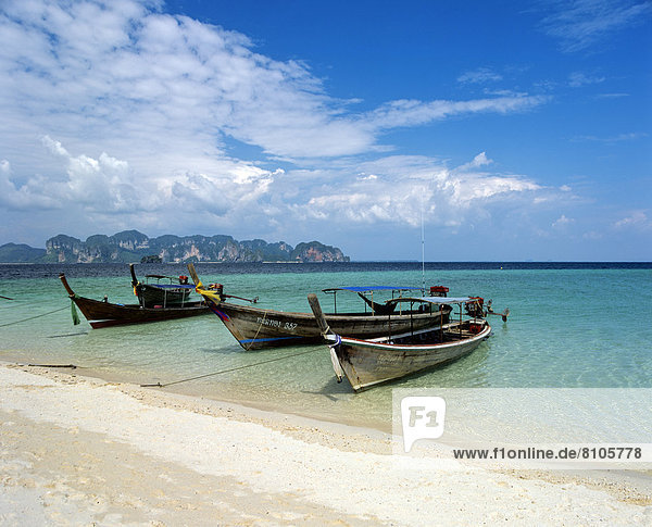 Longtailboote am Strand Phra Nang Beach