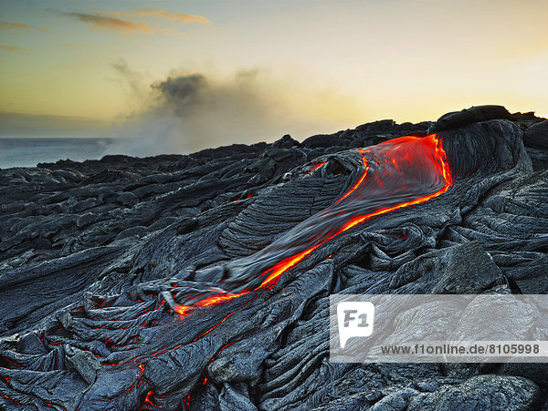 Pu?u ???? or Puu Oo volcano  volcanic eruption  lava  red hot lava flow