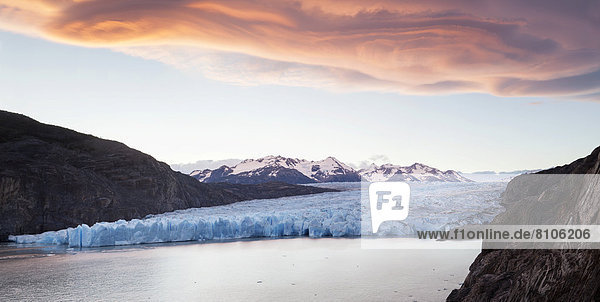 Gletscher Grey  Lago Grey  Gletschersee  Gletscherzunge  Gletscher-Moräne  Abendlicht  Wolkenstimmung  Abendrot
