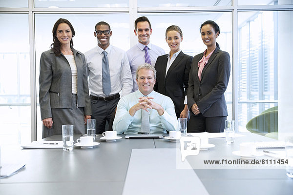 Portrait von lächelnden Geschäftsleuten im Konferenzraum