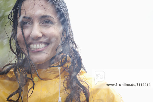 Lächelnde Frau im Regen