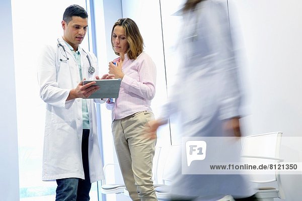 Patientin Zimmer warten Arzt San Sebastian Spanien