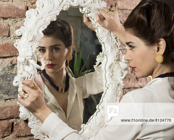 Frau in Vintage-Kleidung mit Spiegel