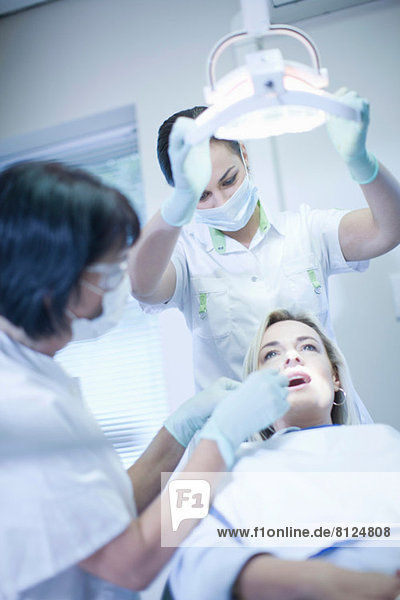 Zahnarzt untersucht die Zähne des Patienten