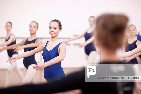 Lehrerin vor Teenager-Ballerinas