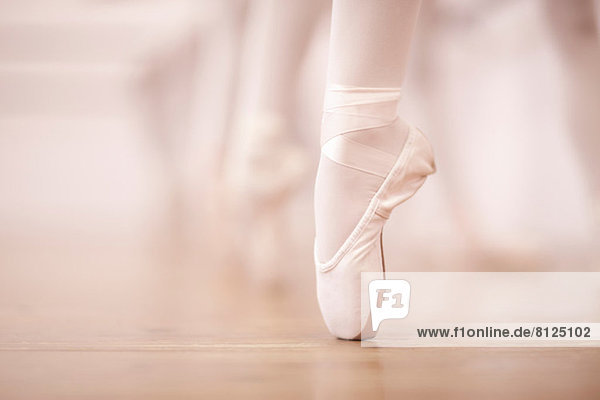 Detail der Ballerinas Beine im Tanzstudio