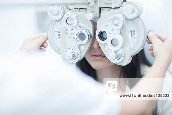 Optiker beim Testen des Sehvermögens der Patienten