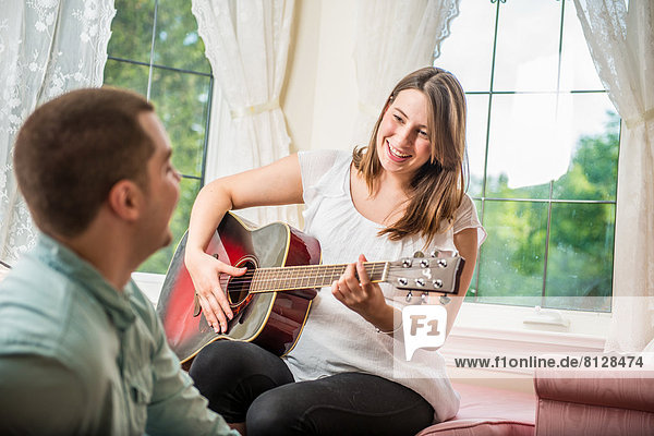 Frau Schwangerschaft Gitarre spielen