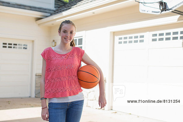 Teenager Mädchen mit Basketball  Portrait