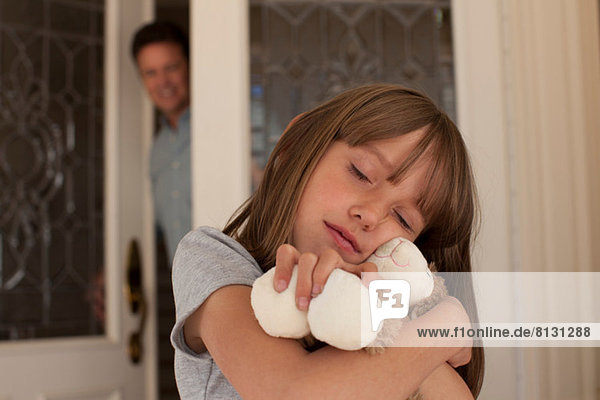 Junges Mädchen umarmt Teddybär