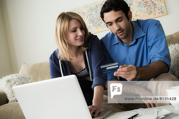Junges Paar online einkaufen mit Kreditkarte