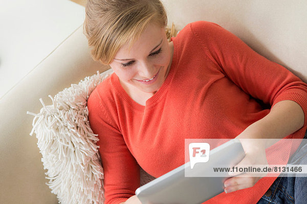 Teenager Mädchen mit digitalem Tablett
