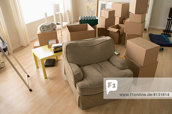 Wohnzimmer mit Sessel und Kartons