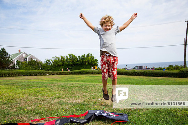 Junge springt in der Luft auf dem Feld
