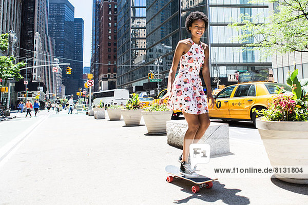 Frau beim Skateboarden