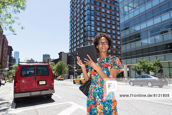 Frau auf Straßenparkplatz mit digitalem Tablett
