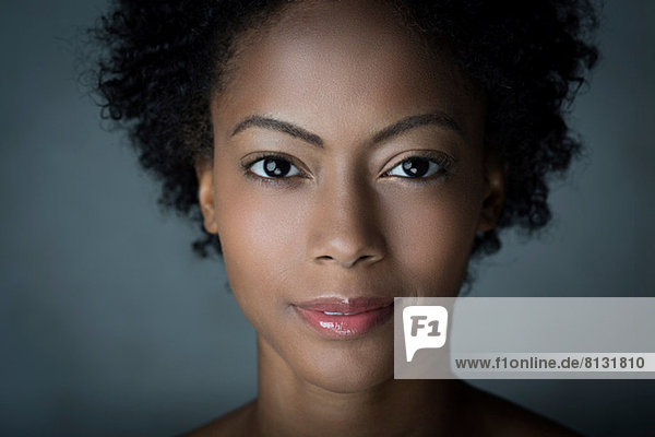 Porträt einer Frau mit Afrohaar