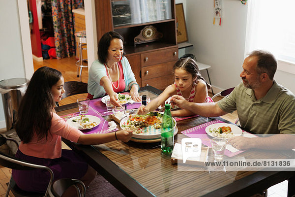 Familie beim gemeinsamen Essen