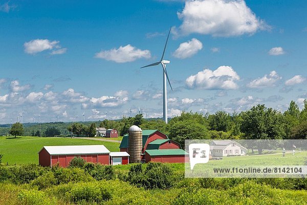 Windturbine  Windrad  Windräder  Bauernhof  Hof  Höfe  neu