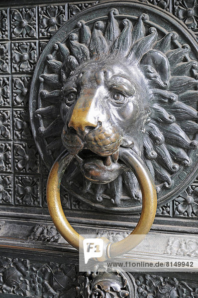 Löwenkopf  Türklopfer am Eingangsportal  Kölner Dom